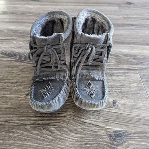 Manitobah Mukluks, Harvester Moccasins, Size 7, charcoal